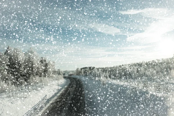 Зимняя сцена с дорогой в снегу — стоковое фото