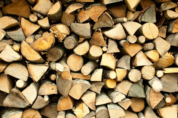 Подрібнені дрова готові для каміна або багаття — стокове фото