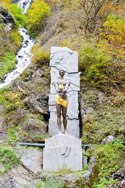 Fuente de agua natural y estatua de símbolo del parque Borjomi Georgia Mountains — Foto de Stock