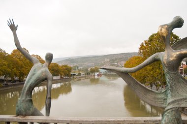 Köprünün diğer tarafında Mt'k heykele ' vari (Kura) Nehri, Tiflis, Gürcistan