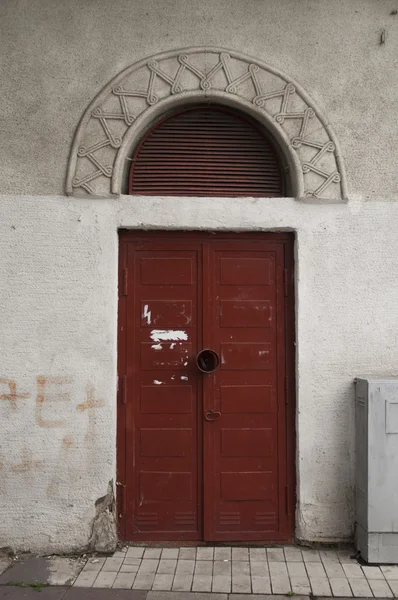 Красная дверь старого круга в центре Тбилиси — стоковое фото