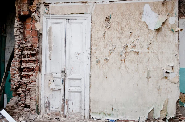 Снесенная стена, старая деревянная белая дверь в столице Таиланда — стоковое фото