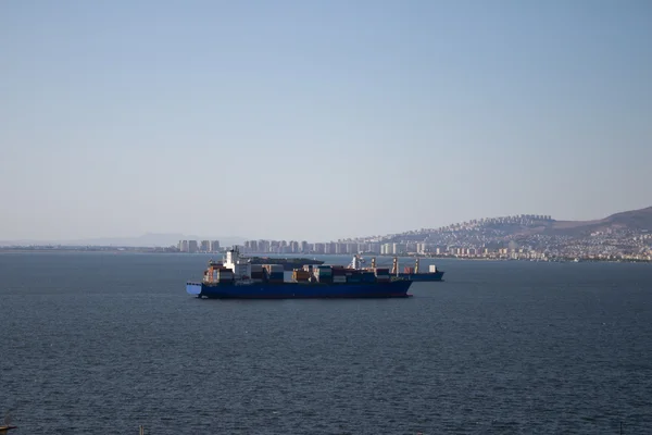 Μεγάλο φορτηγό πλοίο κοντέινερ σε στον κόλπο της Σμύρνης — Φωτογραφία Αρχείου