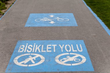 İşaretleme için asfalt zeminde mavi Bisiklet yol işareti