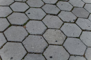 Altıgen taş bir desen kullanılarak zemin