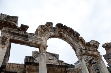 Eski kemer ve ayağı Ephesus olarak