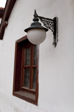 Eski ahşap pencere ve süslü lamba