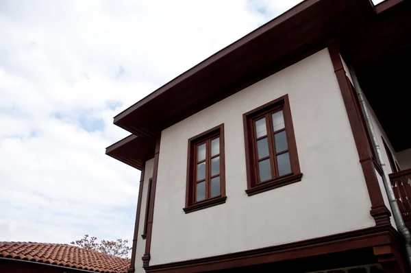 Старый деревенский дом и деревянные окна — стоковое фото