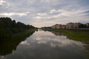 Firenze görünümünü nehir bazı eski taş köprüler ve tarihi bina manzaralar