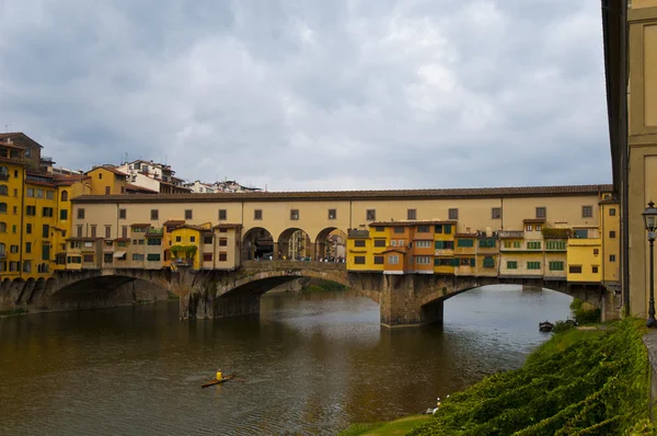 El Ponte Vecchio "Puente Viejo" un puente de arco segmentario de piedra medieval en Firenze, italia — Foto de Stock