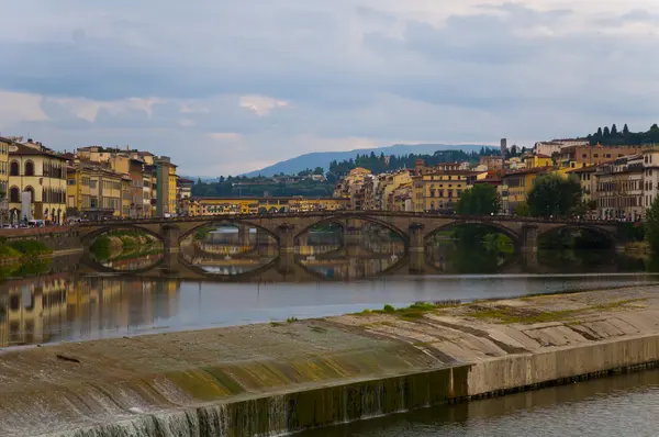 Rugido de vertedero en el río Arno, Florencia, Italmente — Foto de Stock