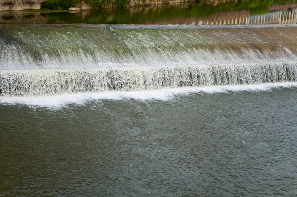 Akan rive alan weir Arno Nehri, Floransa, İtalya, Avrupa sel