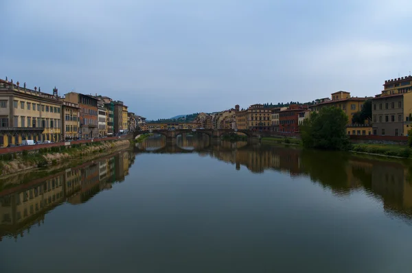 Vista de la ribera del río Firenze algunos antiguos puentes de piedra y edificio histórico — Foto de Stock