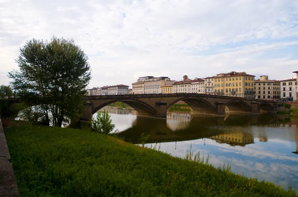 Old stone bridge on the firenze riveside is very historical panorama — Stock Photo, Image