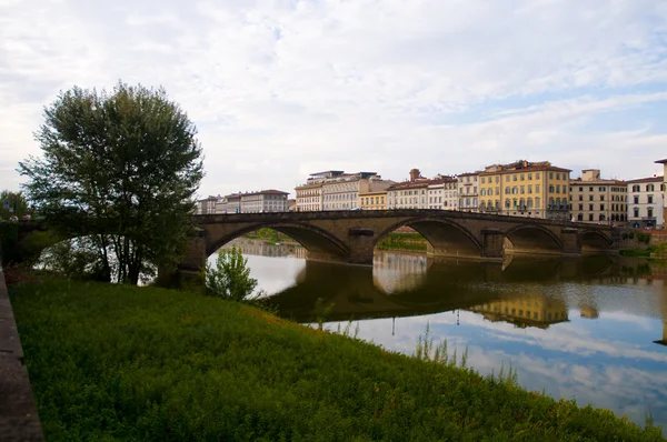 Stary kamienny most na firenze riveside jest bardzo historyczne panorama — Zdjęcie stockowe