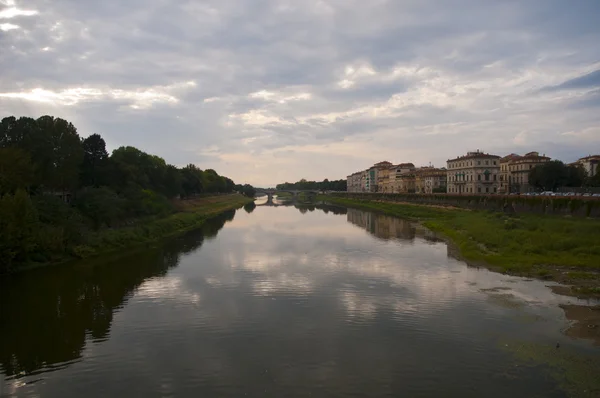 Vista de la ribera del río Firenze algunos antiguos puentes de piedra y panoramas de edificios históricos — Foto de Stock