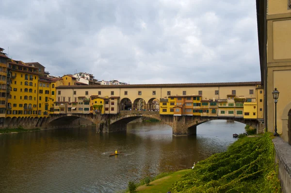 Vista del Ponte Vecchio "Puente Viejo" una piedra medieval — Foto de Stock