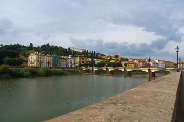 Viejo puente de piedra en el remache firenze es panorama muy histórico — Foto de Stock