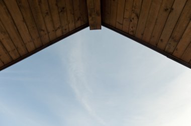 Bakuriani, Gürcistan ahşap çatı ve mavi cloundscpae görünümünde