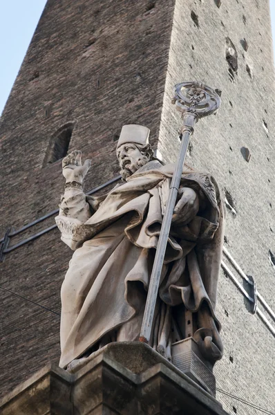 Statue and Le DueTorri Tower, Piazza di Porta Ravengnana, Bologna — Stock Photo, Image