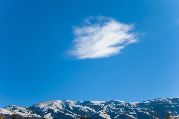 Montagnes Bakuriani et forêt verte Blue Cloudscape à Bakuriani, Géorgie — Photo