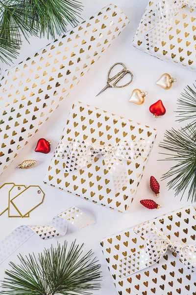 Coffrets cadeaux en papier blanc avec des cœurs dorés sur fond blanc. Images De Stock Libres De Droits