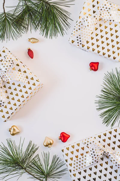 Coffrets cadeaux en papier blanc avec des cœurs dorés sur fond blanc. Photos De Stock Libres De Droits