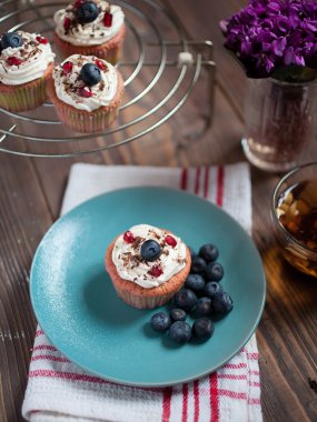 krema ve meyve ile cupcakes