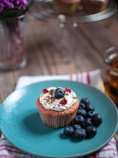 krema ve meyve ile cupcakes