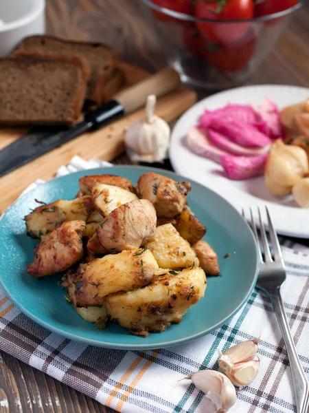 kızarmış tavuk Patates mavi plaka ile