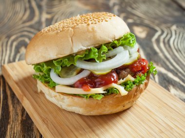 Burger beef ve salata