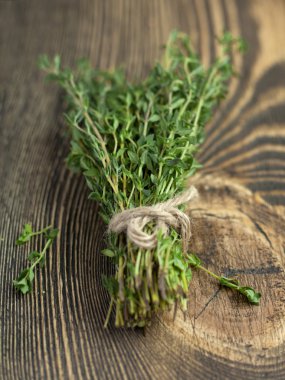 kahverengi ahşap zemin üzerine kekik demeti