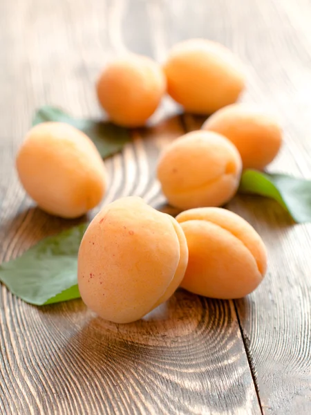 Ahşap arka planda olgun kayısılar