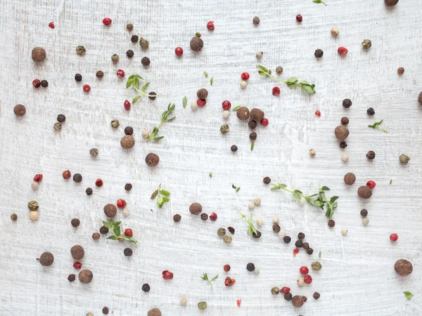 Beyaz ahşap zemin üzerinde kara biber