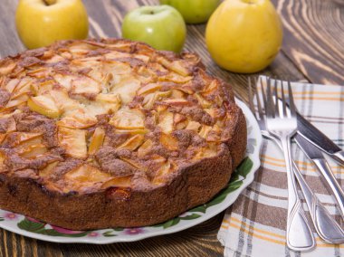 Ev yapımı organik elmalı turta, yemeye hazır.