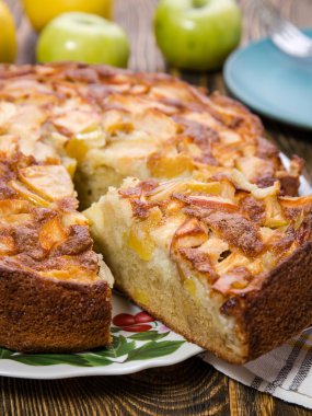 Ev yapımı organik elmalı turta, yemeye hazır.