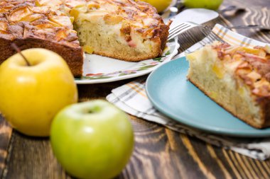 Ev yapımı organik elmalı turta, yemeye hazır.