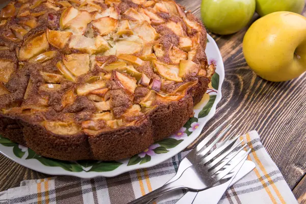 Домашний органический яблочный пирог десерт готов к еде — стоковое фото