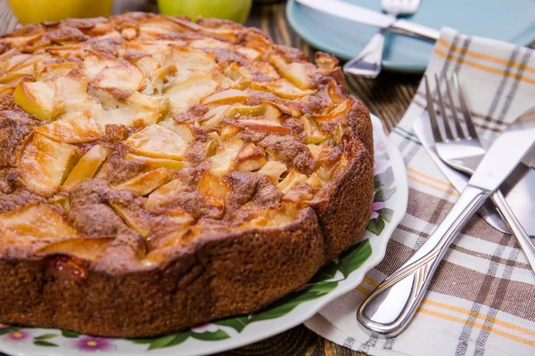 Tarta de manzana orgánica hecha en casa Postre listo para comer —  Fotos de Stock