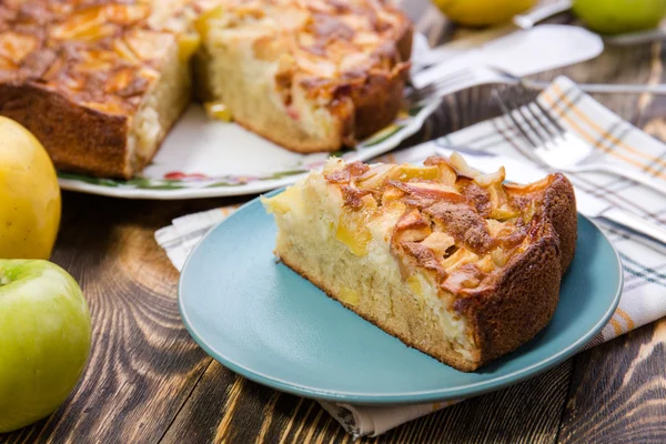 Ev yapımı organik elmalı turta, yemeye hazır.