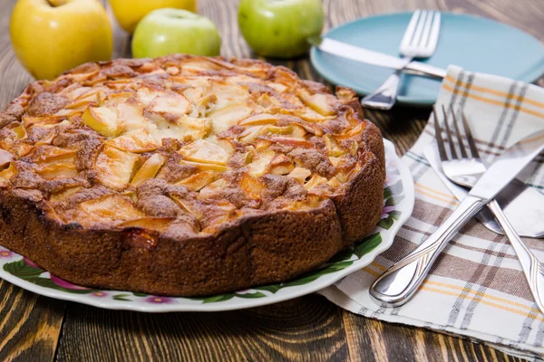 Sobremesa de torta de maçã orgânica caseira pronta para comer Fotos De Bancos De Imagens