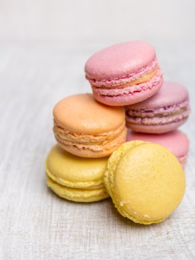 Vintage pastel arka plan üzerinde renkli macarons