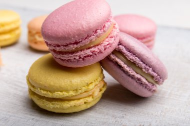 Vintage pastel arka plan üzerinde renkli macarons