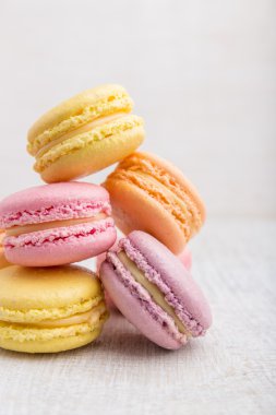 Vintage pastel arka plan üzerinde renkli macarons