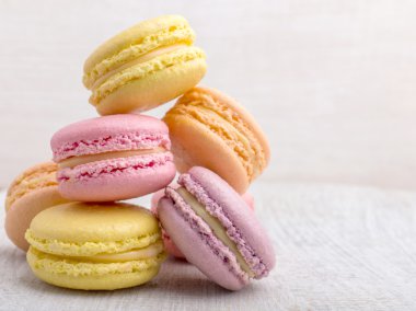 Vintage pastel arka plan üzerinde renkli macarons