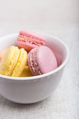 Vintage pastel arka plan üzerinde renkli macarons