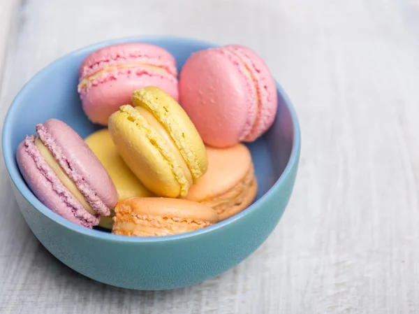 빈티지 파스텔 배경에 화려한 macarons — 스톡 사진