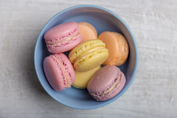 빈티지 파스텔 배경에 화려한 macarons — 스톡 사진