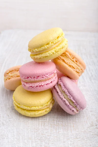 Vintage pastel arka plan üzerinde renkli macarons