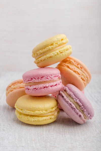 빈티지 파스텔 배경에 화려한 macarons — 스톡 사진